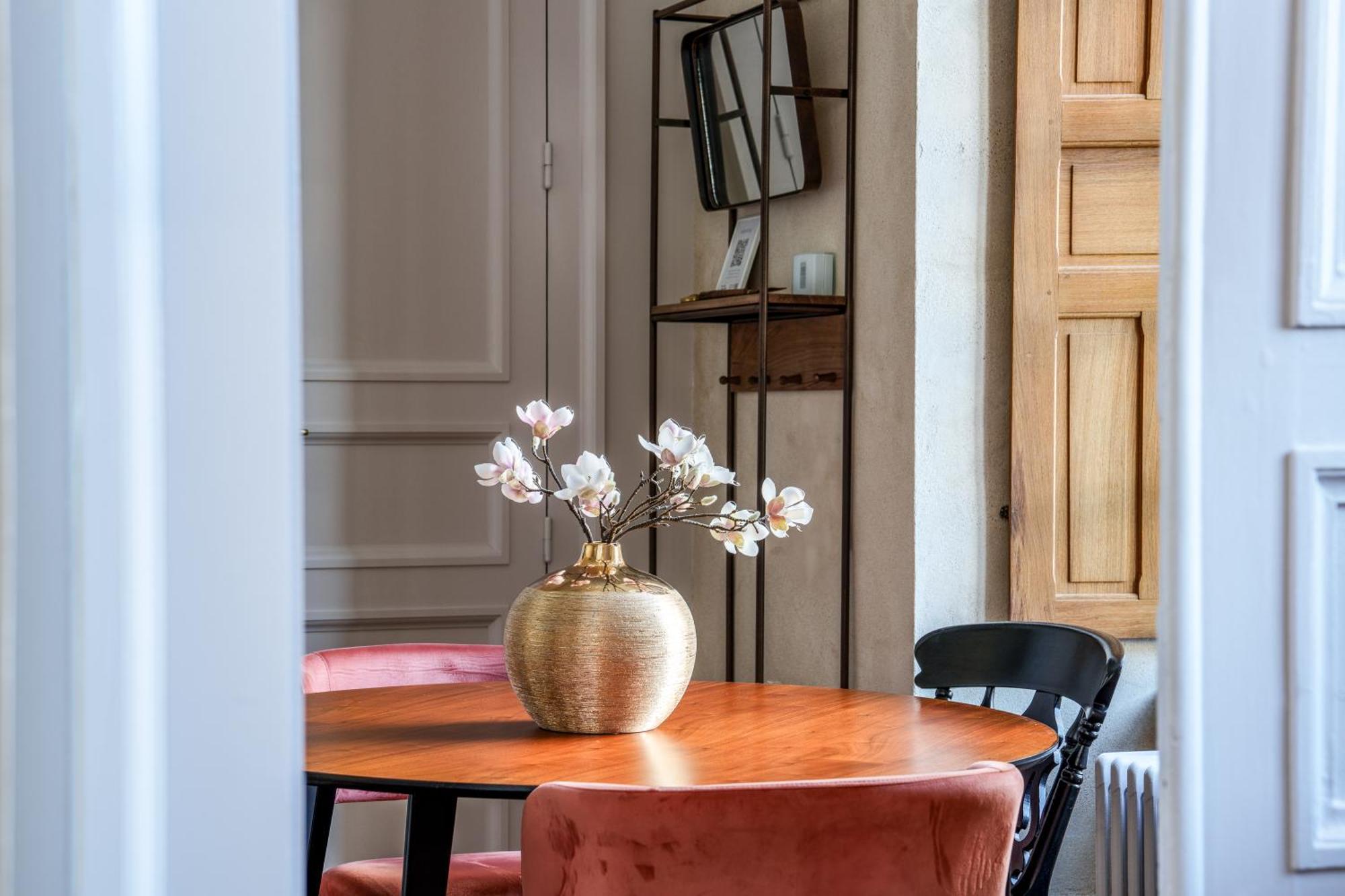 Appartement Raffine Vue Cathedrale, Jardin, Wifi Tours Exterior photo